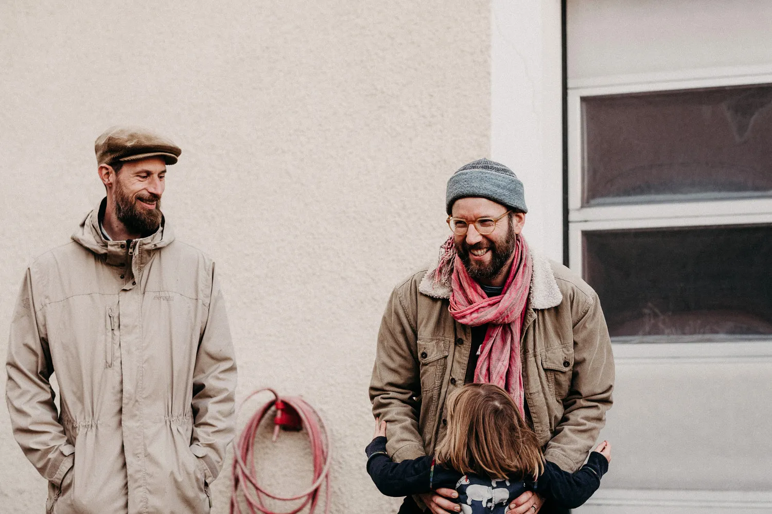 Omfamning och leenden