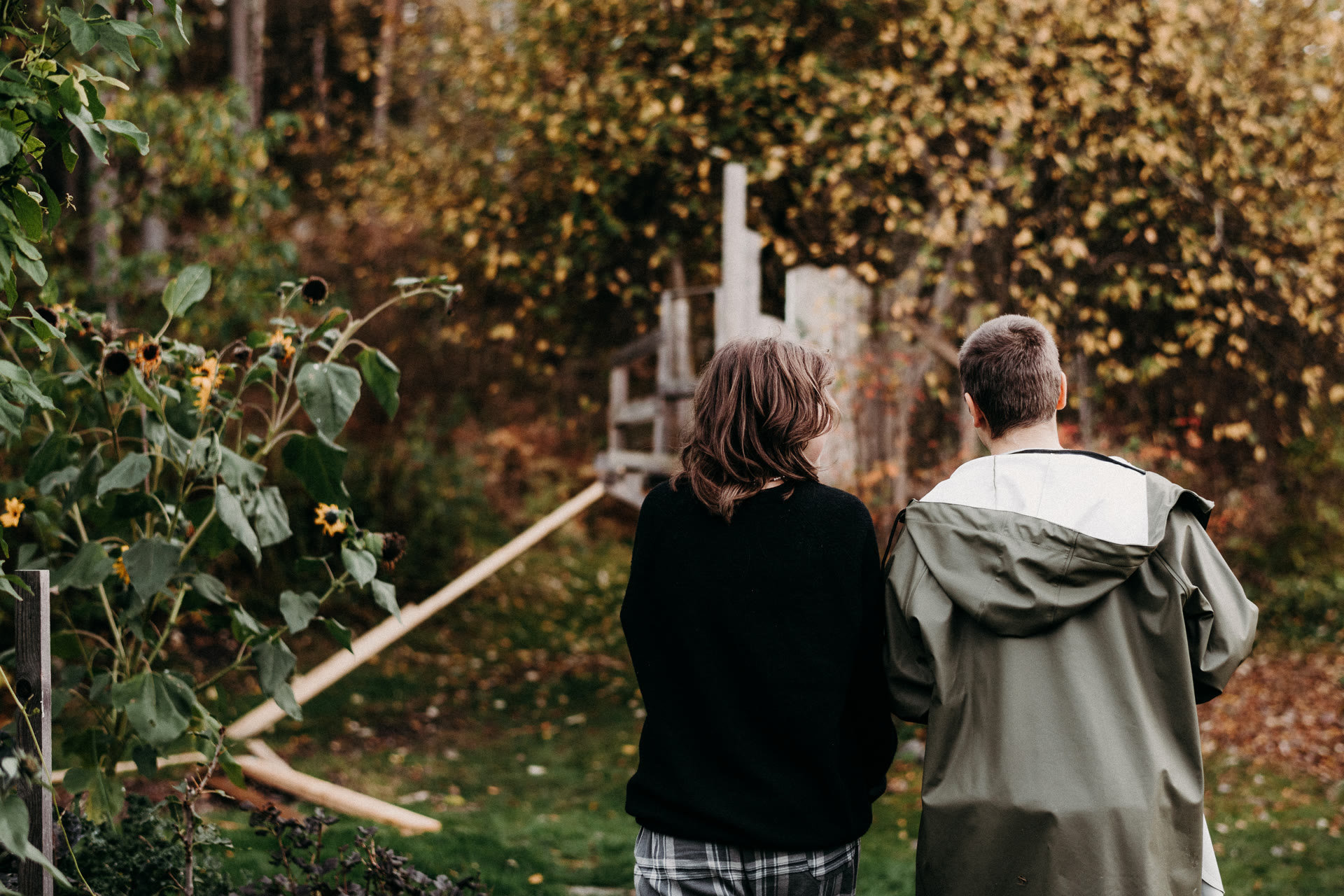 Barn planterar med en vuxen